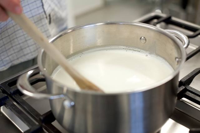Cách hâm nóng sữa tươi bằng bếp lò 