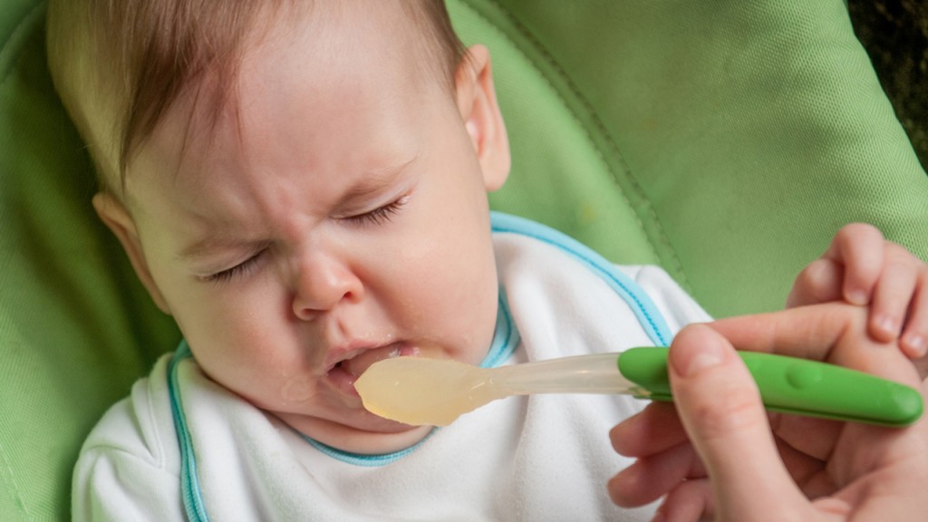 Cách chăm sóc khi bé mọc răng hàm không chịu ăn