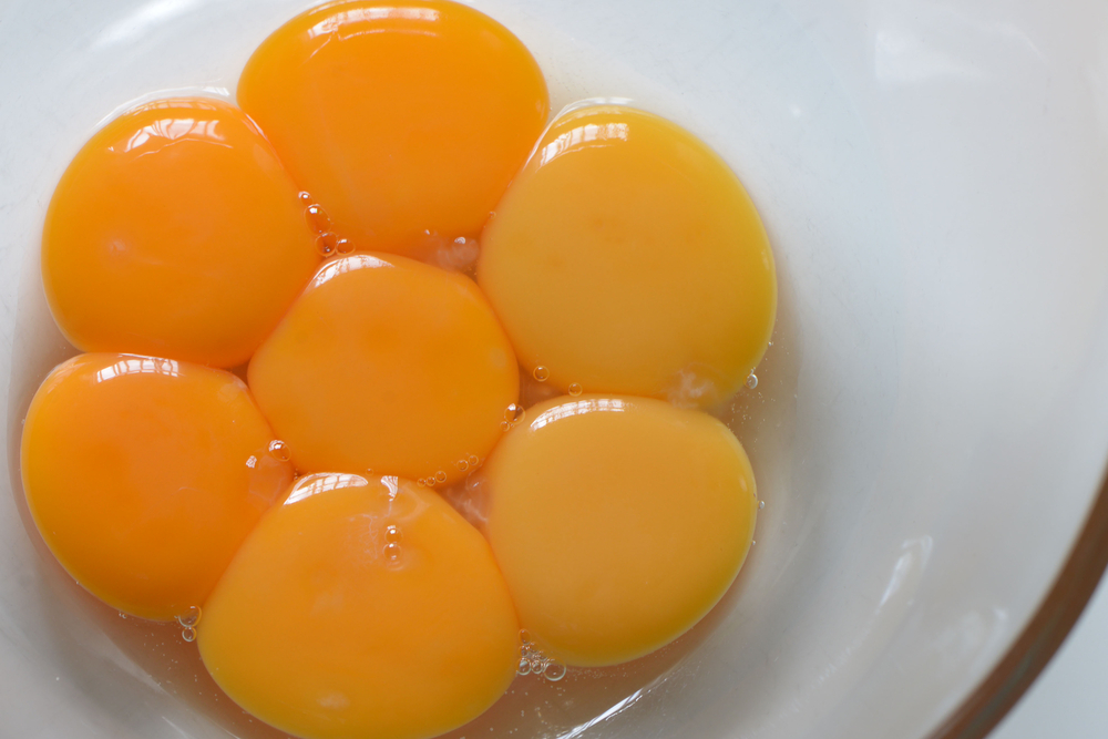 Lấy lòng đỏ trứng bằng vỏ chai nước