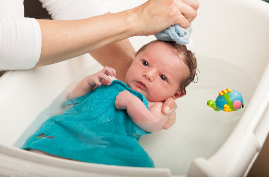 Dùng lá riềng tắm cho trẻ sơ sinh như thế nào?