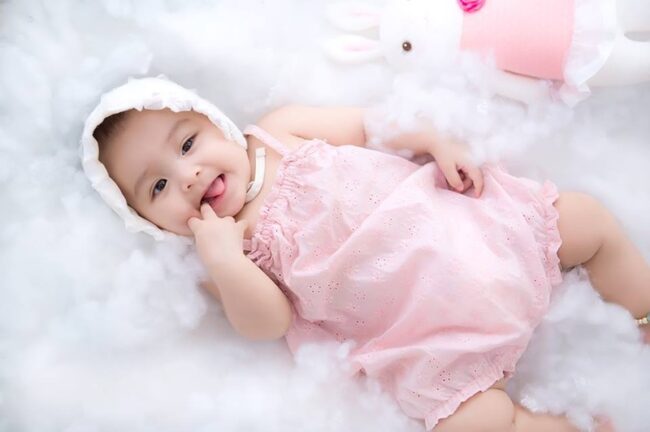 Hình ảnh em bé dễ thương tựa thiên thần siêu cute đẹp nhất 2022