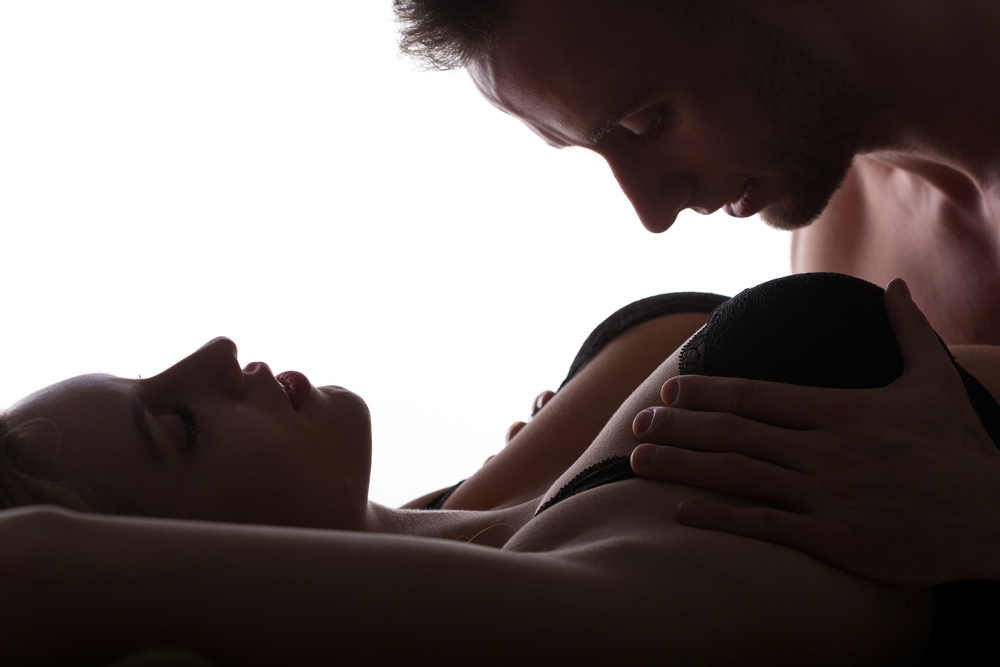 Cách hôn ngực như thế nào để kích thích ham muốn của nàng?