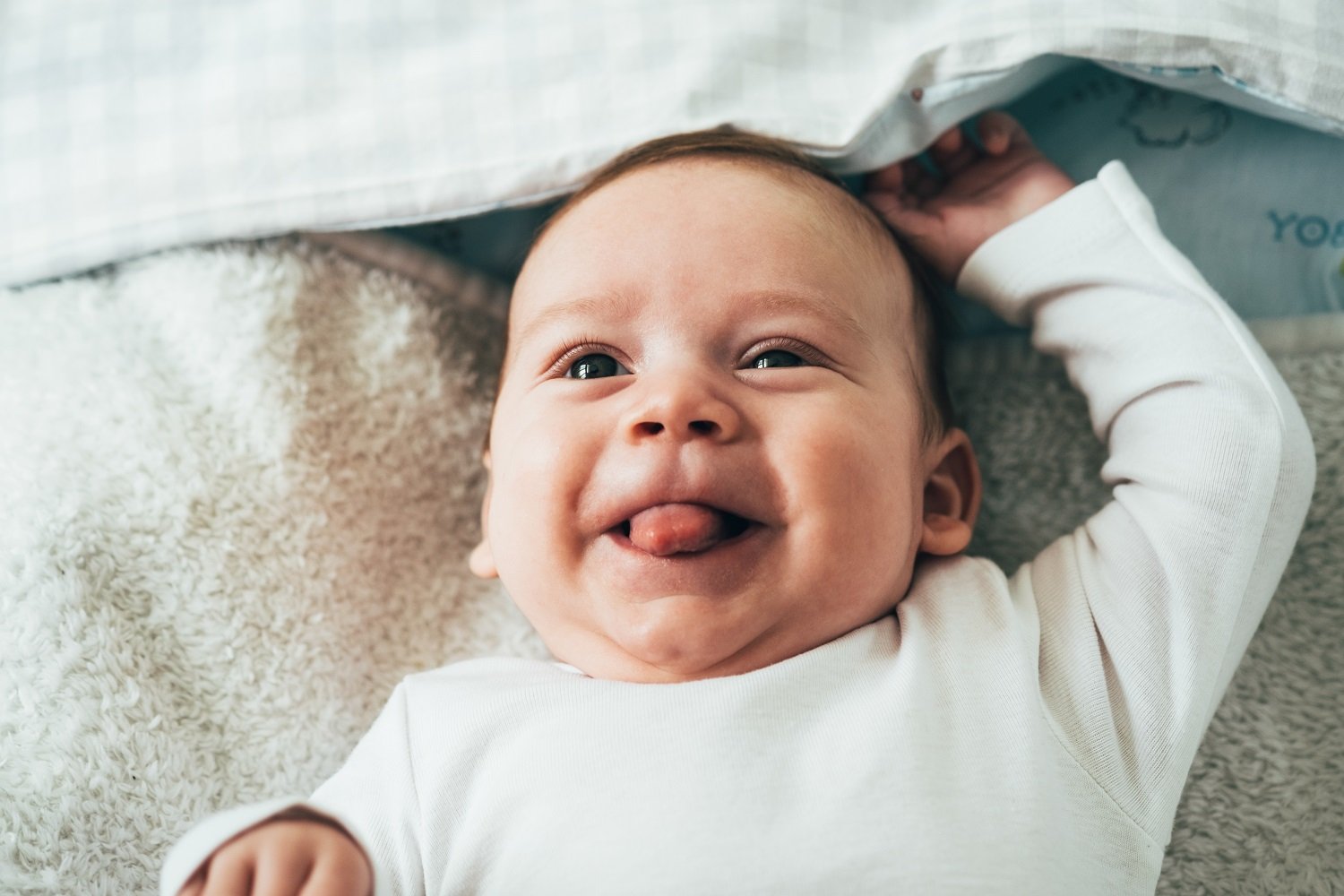 Trẻ sơ sinh hay lè lưỡi có bình thường không?