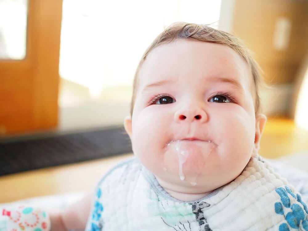 Trẻ sơ sinh bị ọc sữa phải làm sao? Cách chăm sóc và xử lý - MarryBaby