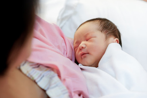 Vì sao trẻ 3 tháng tuổi ngủ hay lắc đầu - Có nguy hiểm không?
