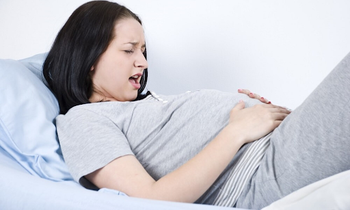 đau bụng dưới khi mang thai tháng thứ 4