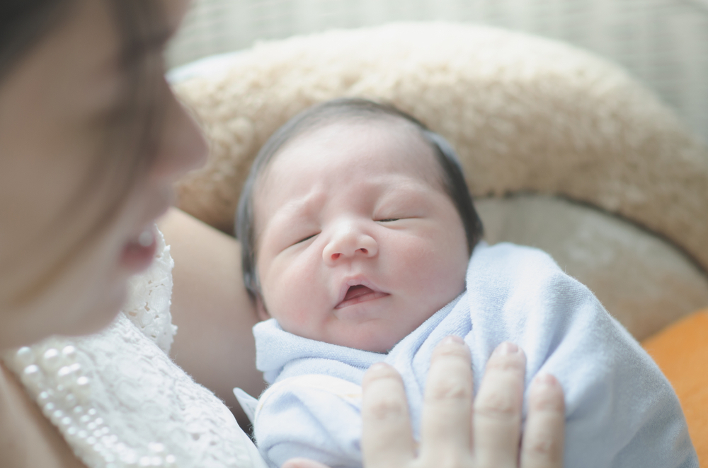 8 cách chăm sóc trẻ sinh mổ có thể mẹ chưa biết