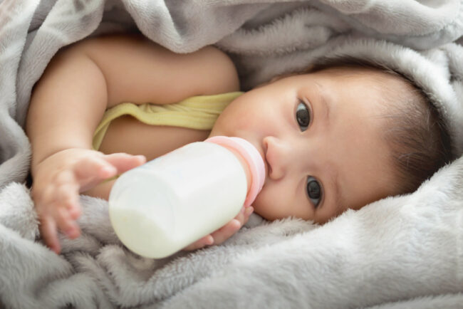 Khi nào nên kết hợp sữa mẹ và sữa công thức cho bé?