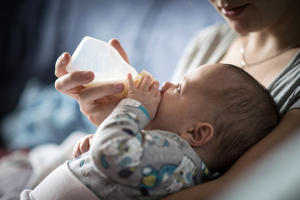 Cách cho trẻ sơ sinh ăn kết hợp sữa mẹ và sữa công thức
