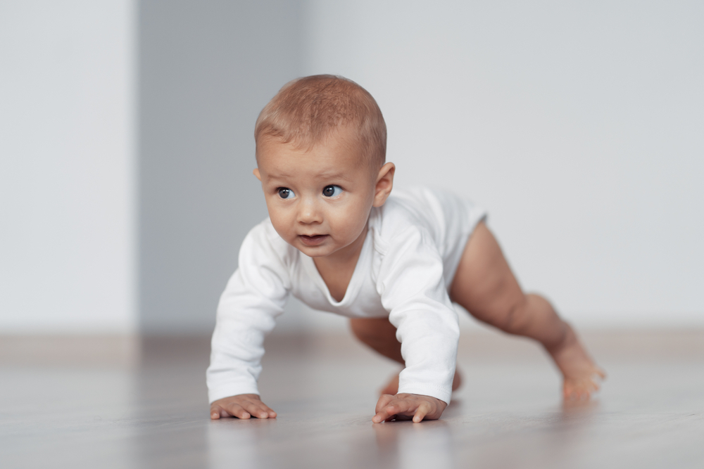 các mốc phát triển và vận động của một bé khỏe mạnh