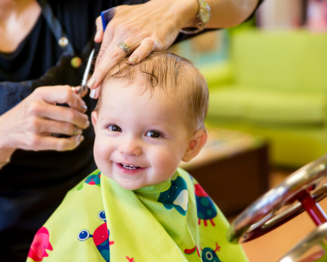 Chọn ngày cắt tóc cho bé - Bạn muốn đưa con trai/con gái đến tiệm cắt tóc, nhưng không biết lựa chọn ngày nào là tốt nhất? Hãy xem ngay cách chọn ngày cắt tóc cho bé, để giúp bé yêu của bạn trở nên xinh đẹp và năng động hơn.