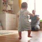 Trẻ 1 tuổi biết làm gì? Những cột mốc và cách chăm sóc trẻ 1 tuổi