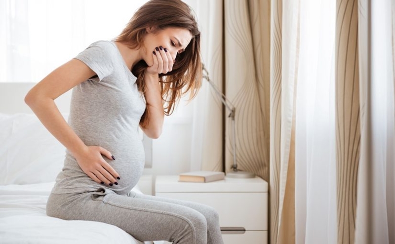 Buồn nôn nhưng không nôn được khi mang thai là bị gì?