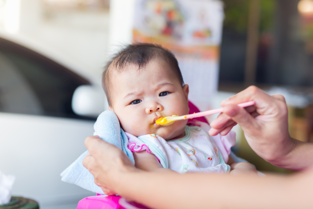 Bé 6 tháng tuổi ăn được những gì: Dựa vào biểu hiện của con