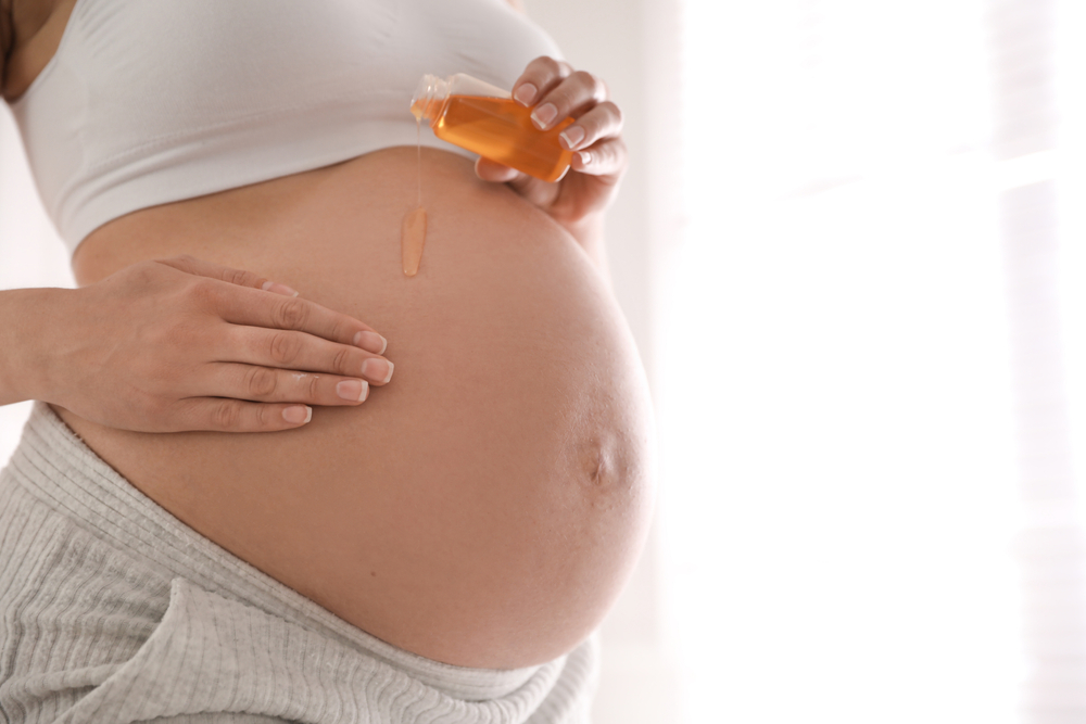 Dùng dầu dưỡng giúp mẹ bầu ngăn ngừa vết rạn da khi mang thai