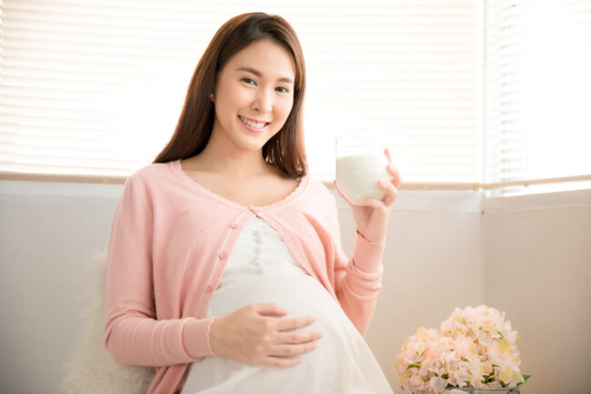 Bầu mấy tháng thì uống sữa bầu để mẹ tròn con vuông?