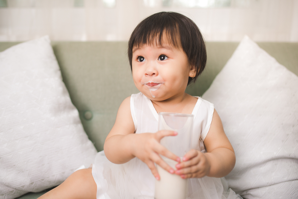 trẻ 1 tuổi uống lượng sữa bao nhiêu mỗi ngày