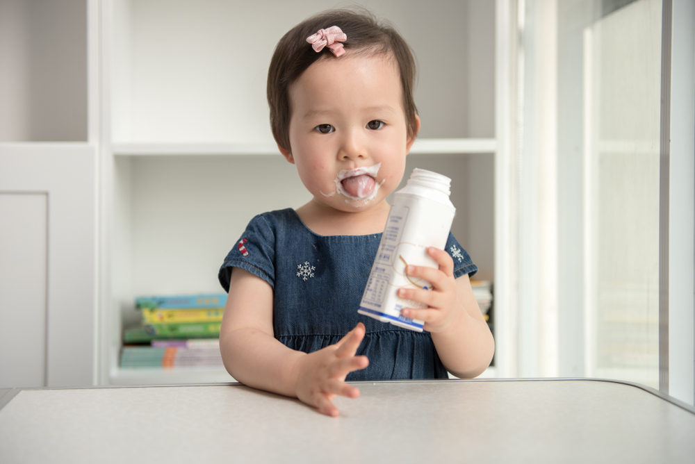 Nên cho trẻ 1 tuổi uống bao nhiêu sữa mỗi ngày thì tốt?