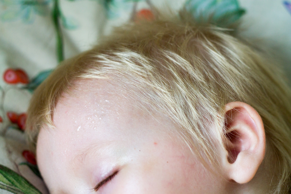 Trẻ ra nhiều mồ hôi ở đầu và lưng khi đang ngủ vì 6 nguyên nhân