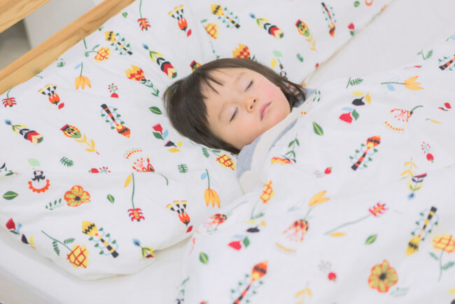 Trẻ ra nhiều mồ hôi ở đầu và lưng khi ngủ có nguy hiểm không?