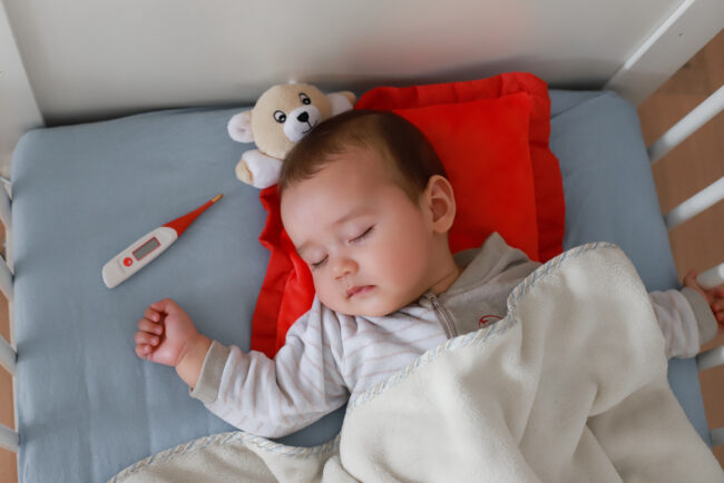 Trẻ sơ sinh bị nóng đầu nhưng không sốt phải làm sao?