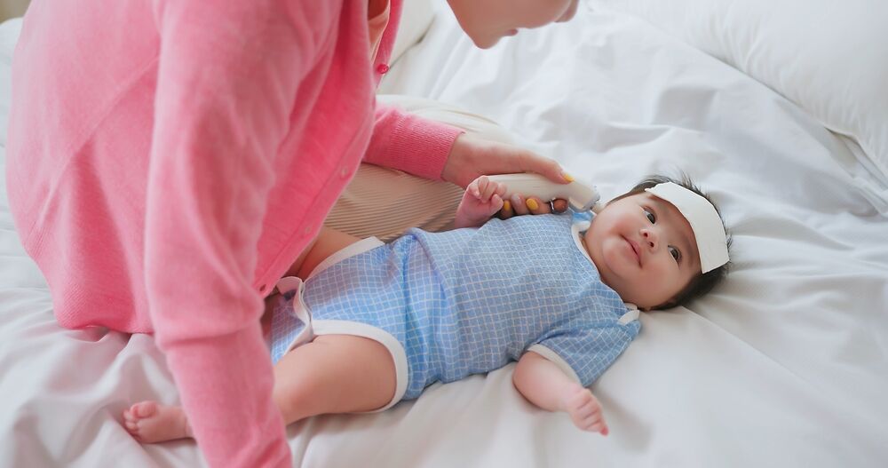 trẻ sơ sinh bị nóng đầu nhưng không sốt