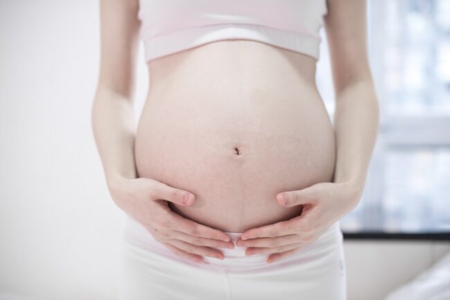 Bà bầu bị đau nhói bụng trên bên phải 3 tháng cuối thai kỳ là do đâu?