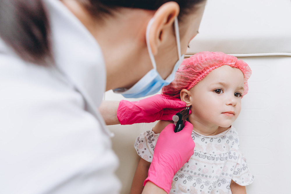 Bấm lỗ tai cho bé và những điều quan trọng mẹ cần biết!
