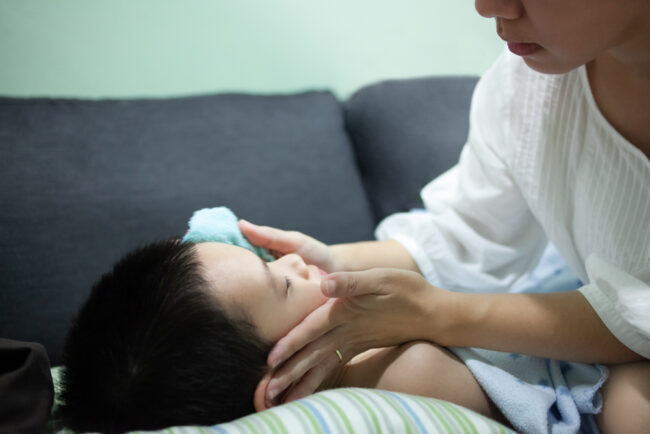 Trẻ 3 tuổi ra nhiều mồ hôi khi ngủ: Nguyên nhân, phòng ngừa và khi nào mẹ cần lo lắng?