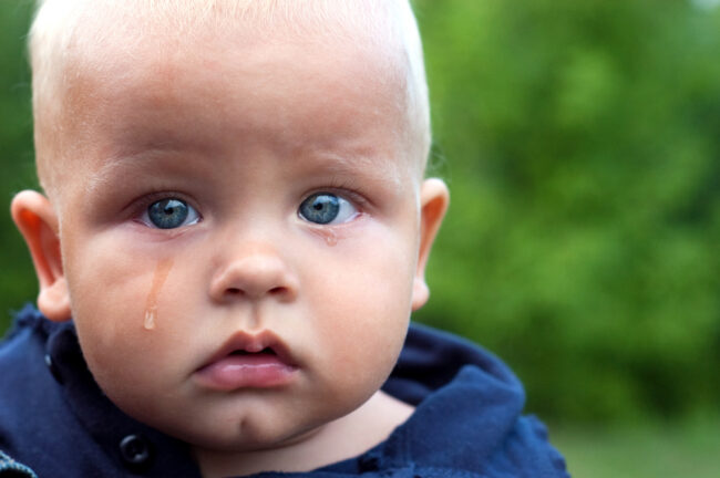 Trẻ sơ sinh bị chảy nước mắt và đổ ghèn, nên khắc phục như thế nào?