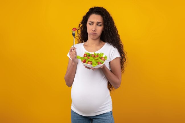 Mẹ bầu chán ăn khi mang thai: Nguyên nhân đói bụng nhưng không muốn ăn khi mang thai và cách khắc phục