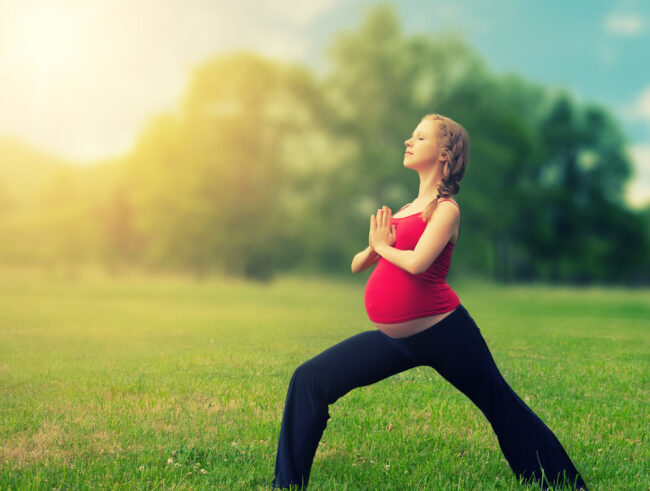 Hình ảnh: Hướng dẫn 10 bài tập yoga cho bà bầu để mẹ con cùng khỏe