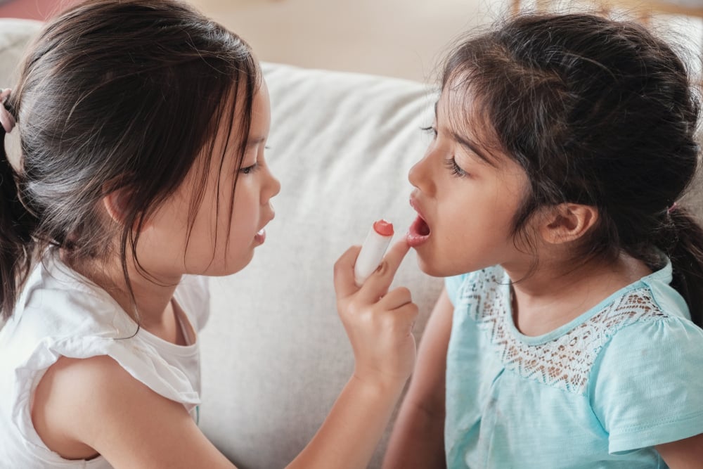 Son môi cho trẻ em có thực sự an toàn? Cách trị khô môi cho trẻ