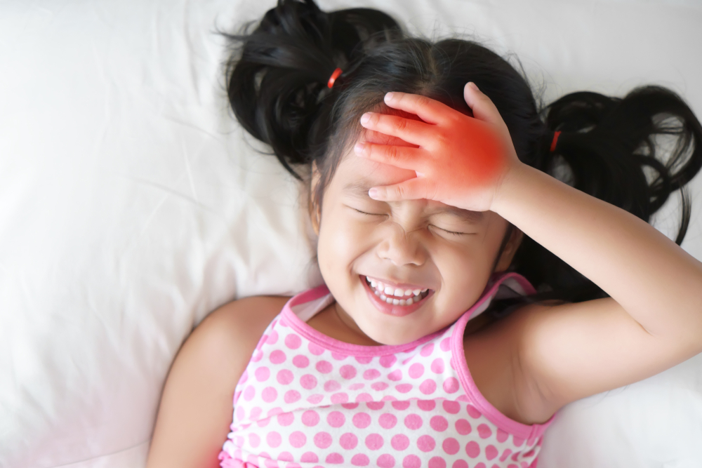 Vì sao trẻ bị đau đầu buồn nôn, sốt nhẹ? Hướng xử lý