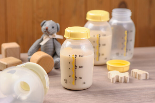 Lý giải: Sữa mẹ màu gì thì tốt cho sức khỏe của con nhỏ?