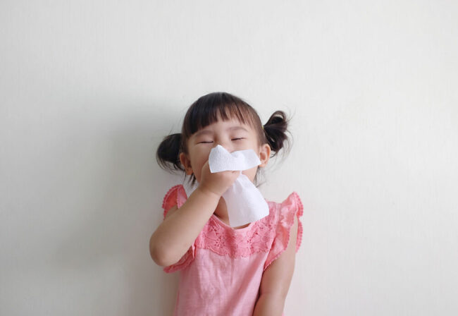 Trẻ bị hắt hơi sổ mũi uống thuốc gì cho mau khỏi, giảm nhanh triệu chứng?