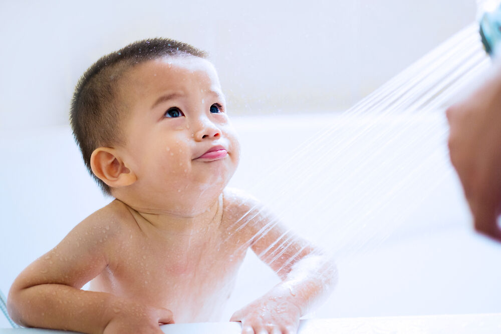 cách tắm cho trẻ bị ho sổ mũi an toàn