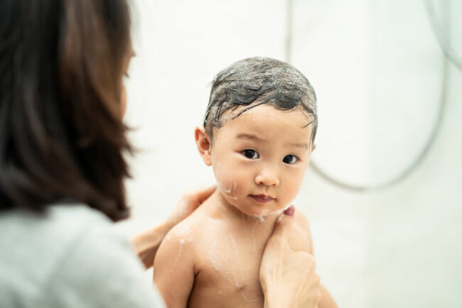 Trẻ bị ho sổ mũi, cảm cúm nên tắm lá gì để nhanh khỏi bệnh?
