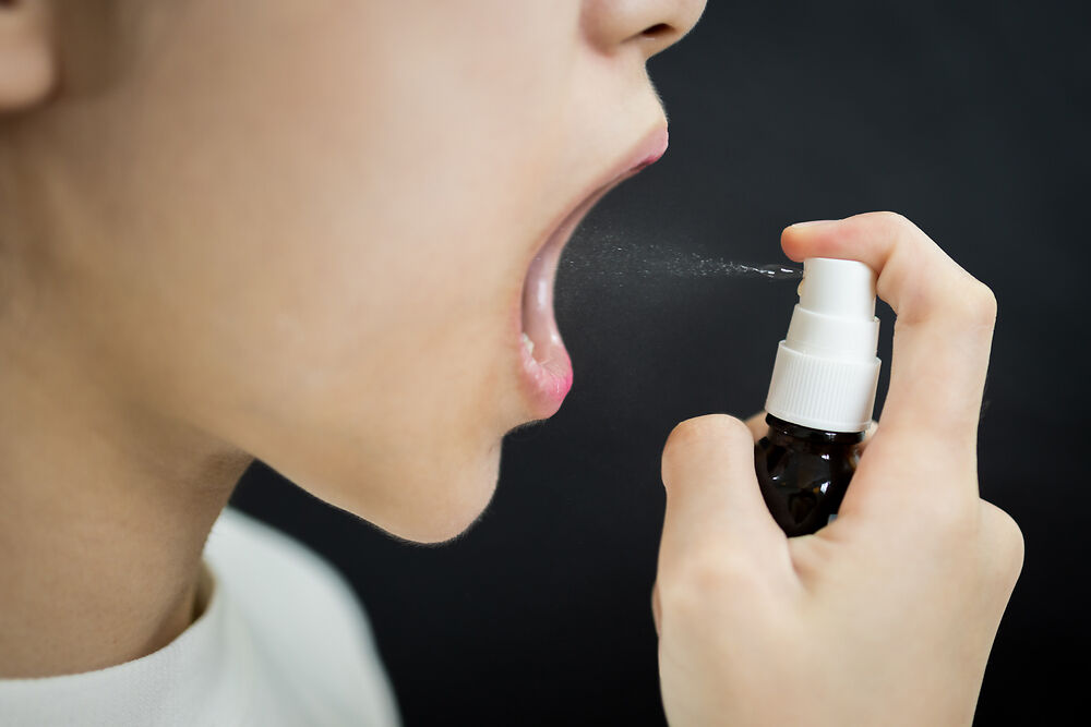 Thuốc xịt họng và nước súc miệng là cách chữa viêm amidan cho trẻ tại nhà thông dụng