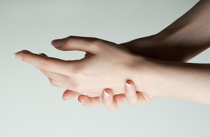 Bật mí 9 cách trị da tay khô bong tróc cực hiệu quả ngay tại nhà