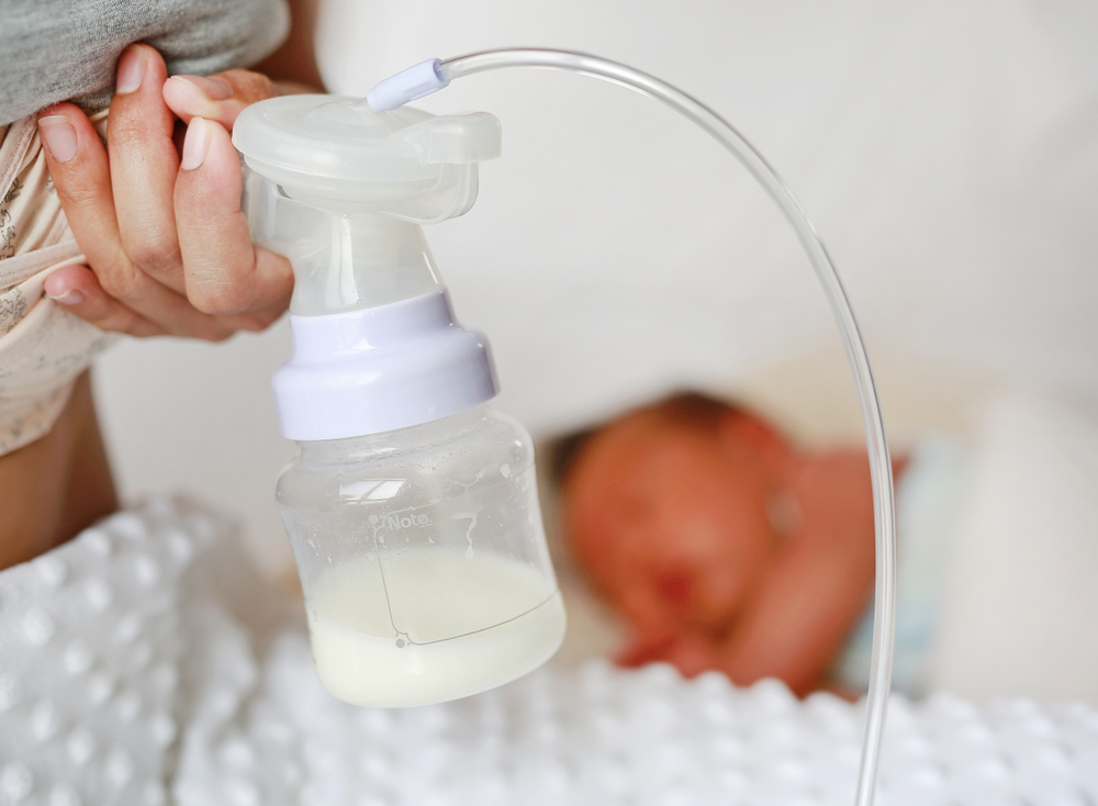 cách kích sữa cho mẹ sinh mổ bằng máy hút sữa