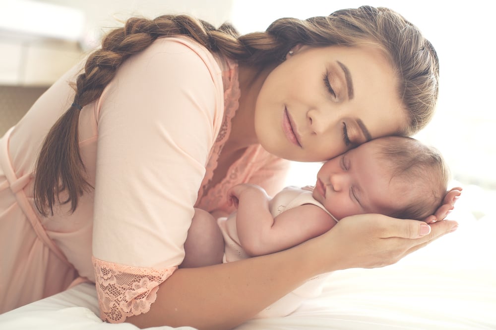 Cách kích sữa cho mẹ sinh mổ: Gần gũi với con