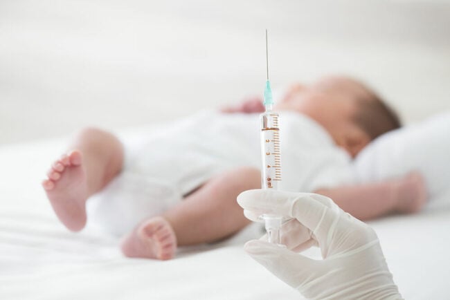 Vì sao cần tiêm phòng viêm gan B cho trẻ sơ sinh 24 giờ sau khi chào đời?