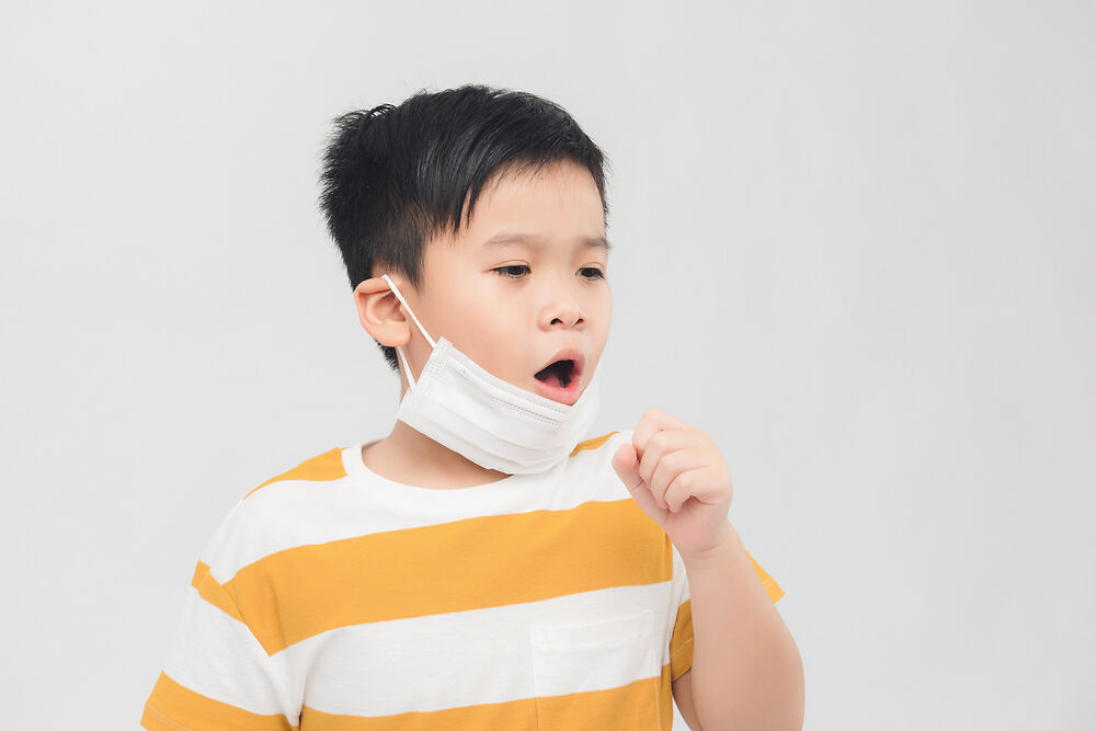 Trẻ bị ho, sổ mũi có tiêm phòng (vắc-xin) được không?