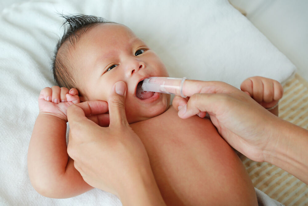 Cách vệ sinh miệng cho trẻ sơ sinh hết cặn sữa, tránh tưa lưỡi