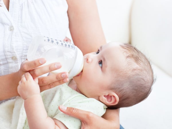 trẻ sơ sinh bị ọc sữa và thở khò khè