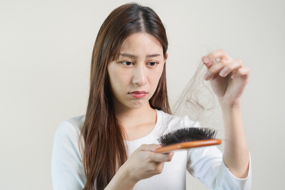 Có nên chải tóc sau khi sinh không và nguyên nhân mẹ bị rụng tóc là gì?