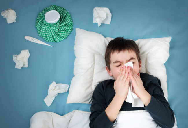 Trẻ bị sổ mũi lâu ngày có nguy hiểm không? Chữa trị ra sao?
