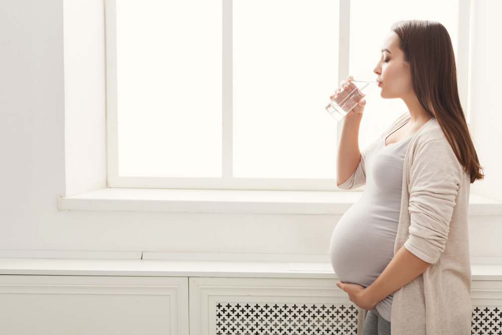 Nước ối trung bình là tốt hay xấu? Mẹ bầu bị thiếu ối thì nên bổ sung thêm nước
