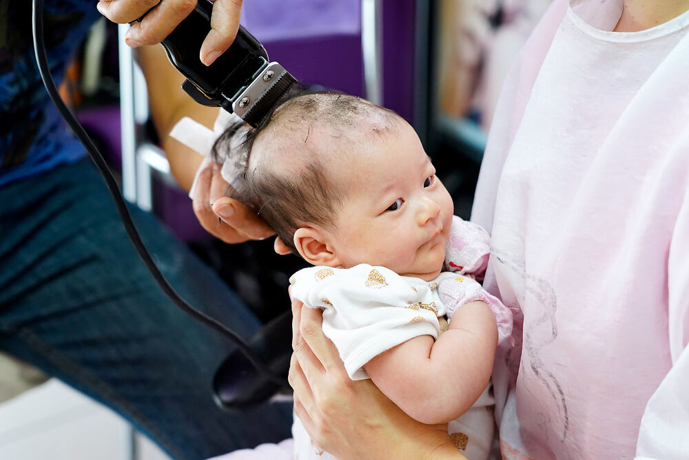 cắt tóc cho trẻ sơ sinh